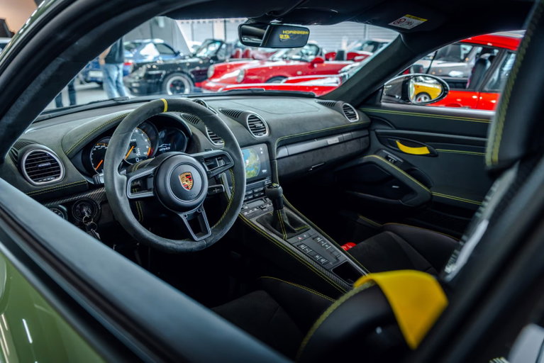 Porsche 718 Cayman GT4 RS
