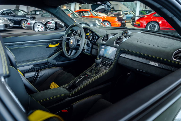 Porsche 718 Cayman GT4 RS