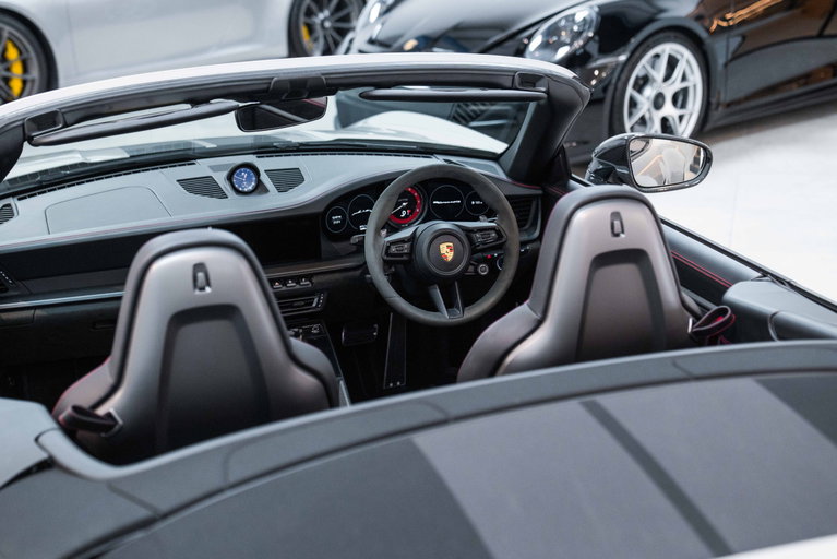 Porsche 992 Carrera 4 GTS