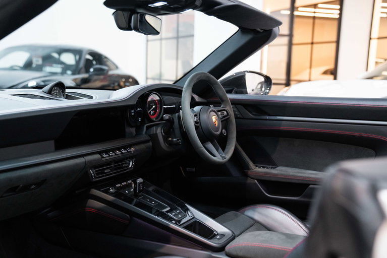 Porsche 992 Carrera 4 GTS