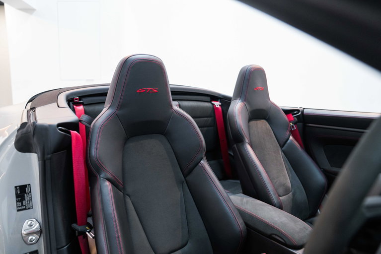 Porsche 992 Carrera 4 GTS