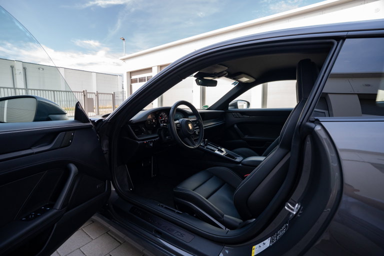 Porsche 992 Carrera 4 GTS