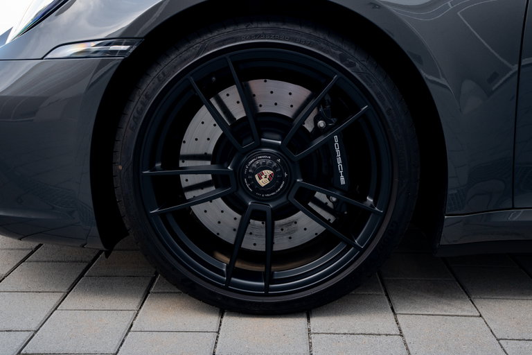 Porsche 992 Carrera 4 GTS