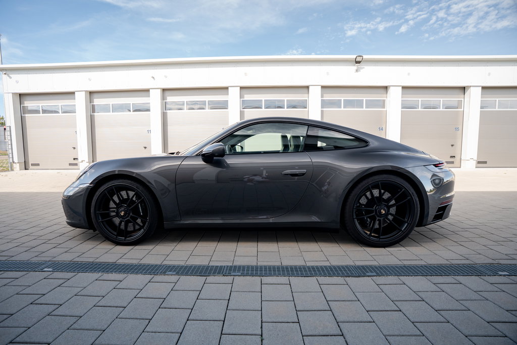 Porsche 992 Carrera 4 GTS