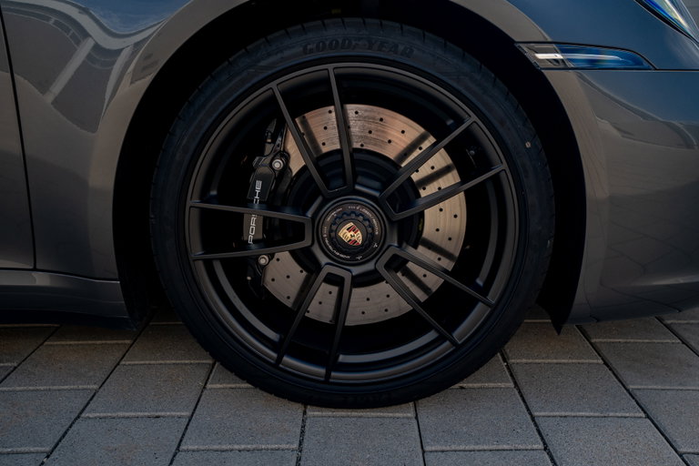 Porsche 992 Carrera 4 GTS