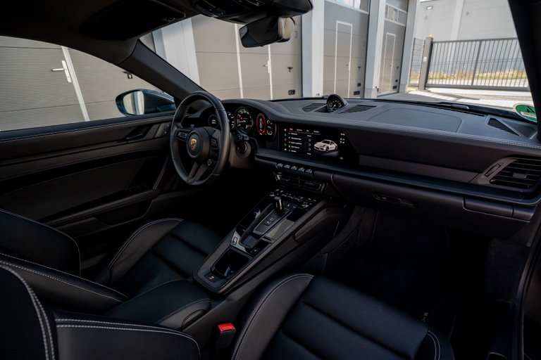 Porsche 992 Carrera 4 GTS