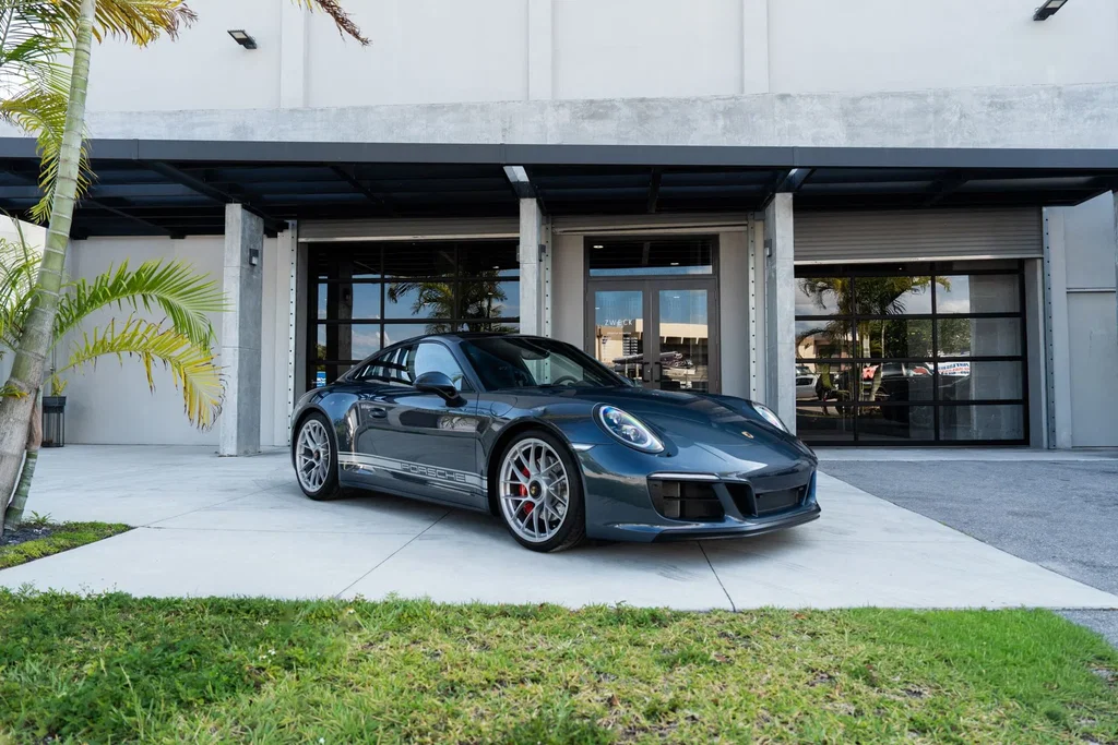 Two Porsches, one price: Best driving experience for 150,000 euros?