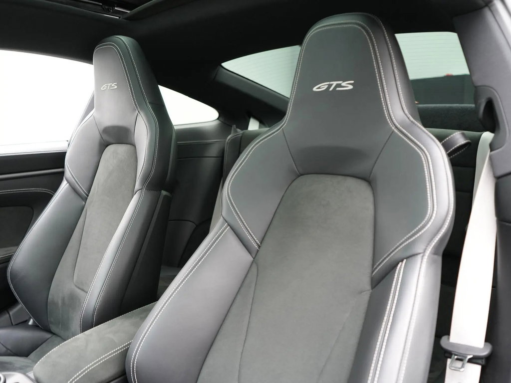 Porsche 992 Carrera 4 GTS