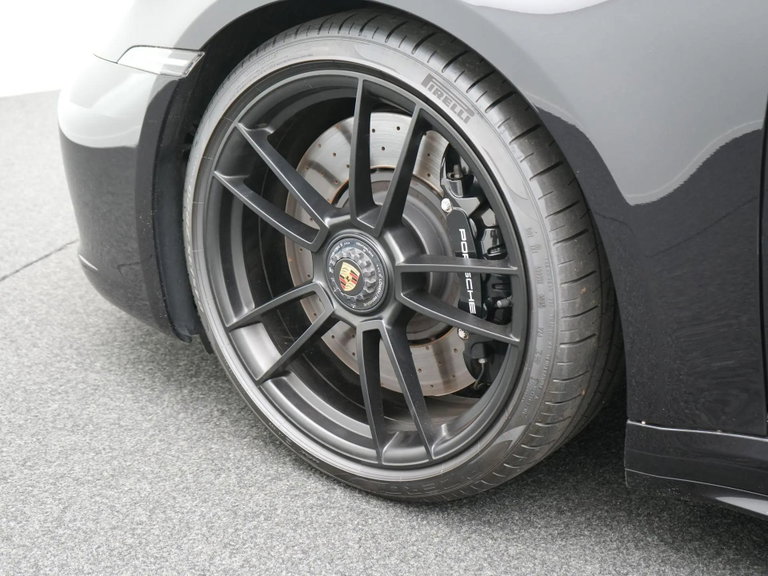 Porsche 992 Carrera 4 GTS