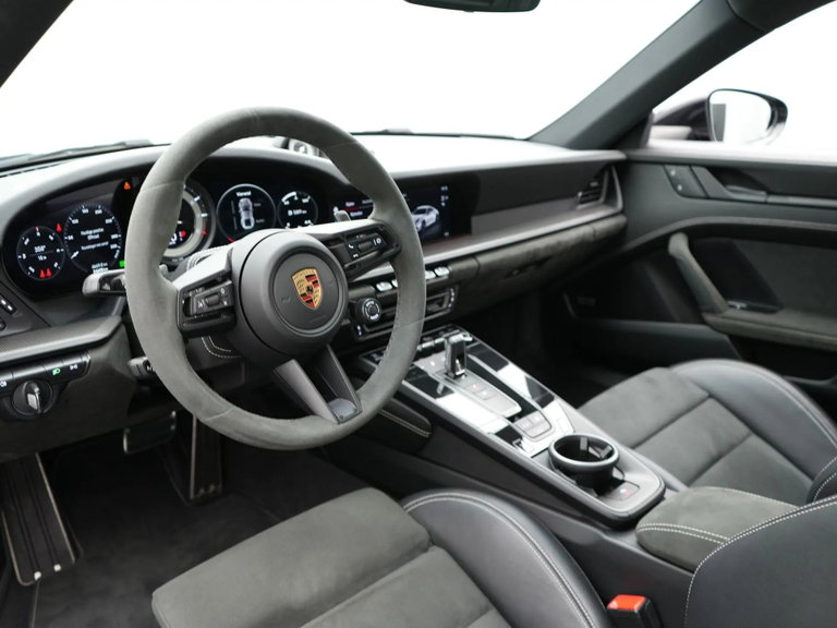 Porsche 992 Carrera 4 GTS