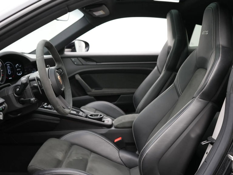 Porsche 992 Carrera 4 GTS