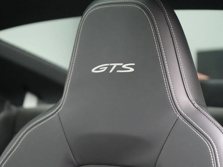 Porsche 992 Carrera 4 GTS