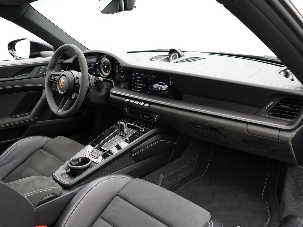 Porsche 992 Carrera 4 GTS