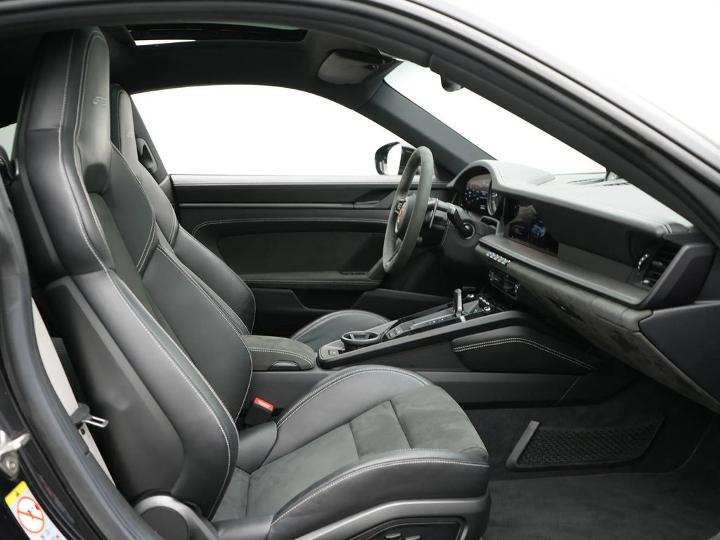 Porsche 992 Carrera 4 GTS