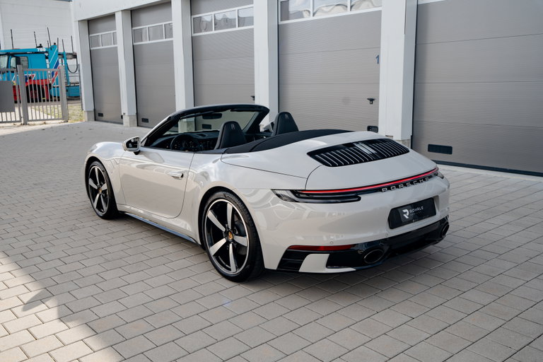 Porsche 992 Carrera 4