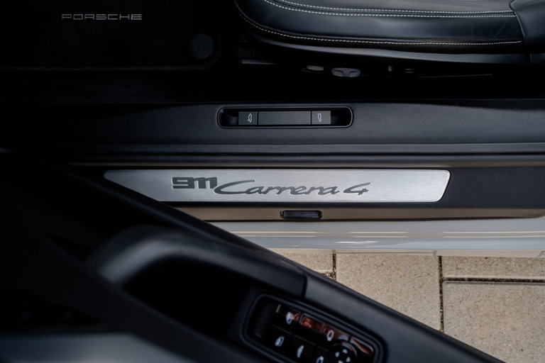 Porsche 992 Carrera 4