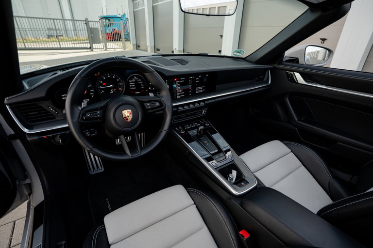 Porsche 992 Carrera 4