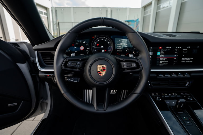 Porsche 992 Carrera 4