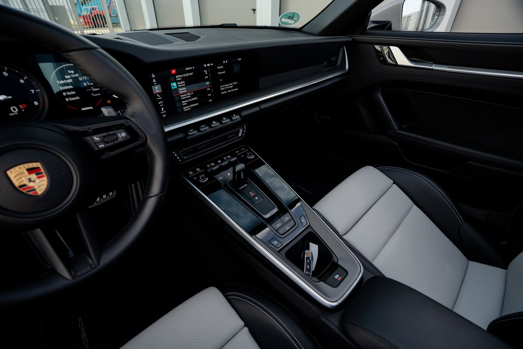 Porsche 992 Carrera 4