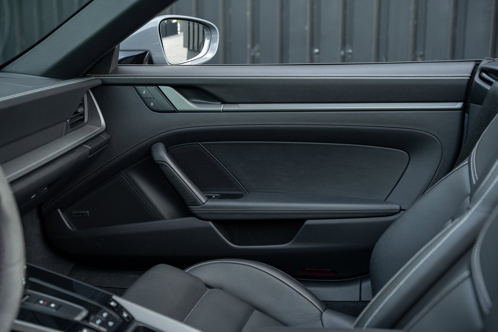 Porsche 992 Carrera 4