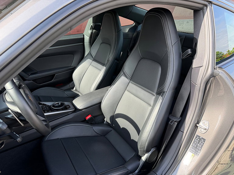 Porsche 992 Carrera 4