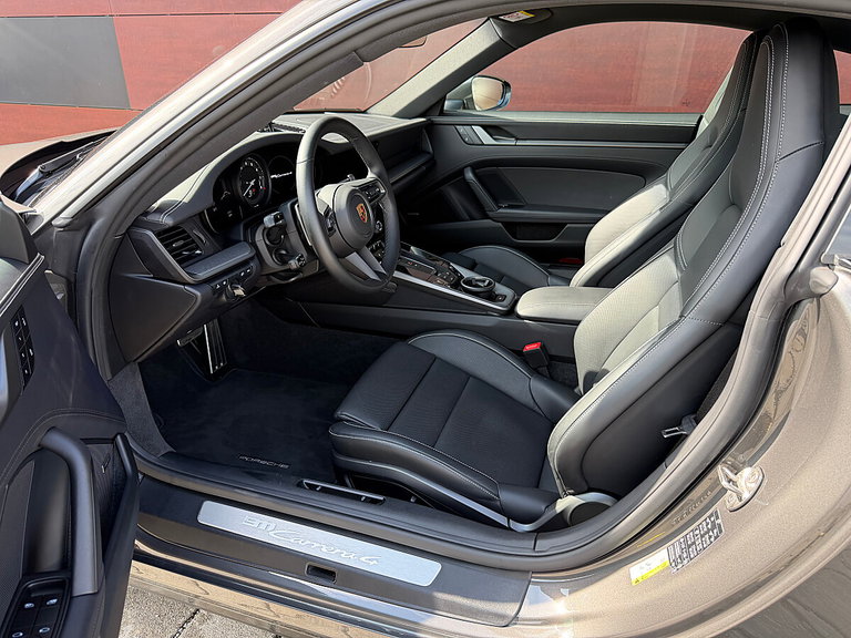 Porsche 992 Carrera 4
