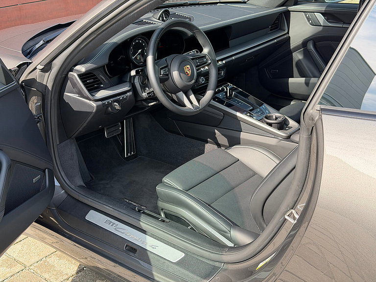 Porsche 992 Carrera 4