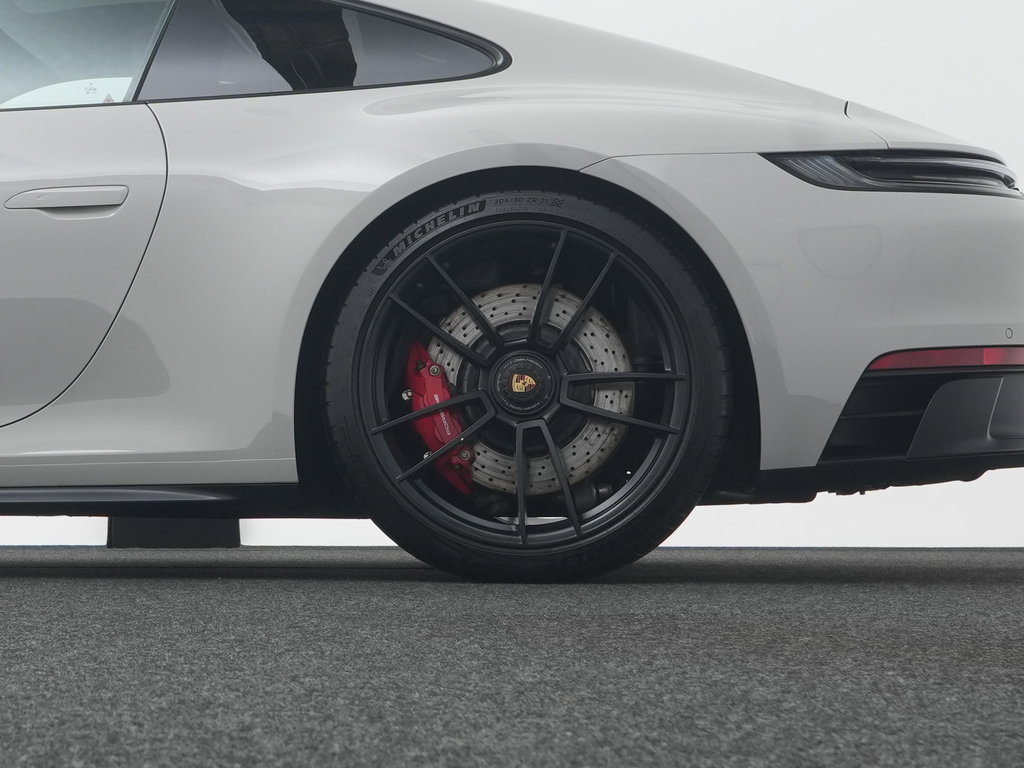 Porsche 992 Carrera 4 GTS