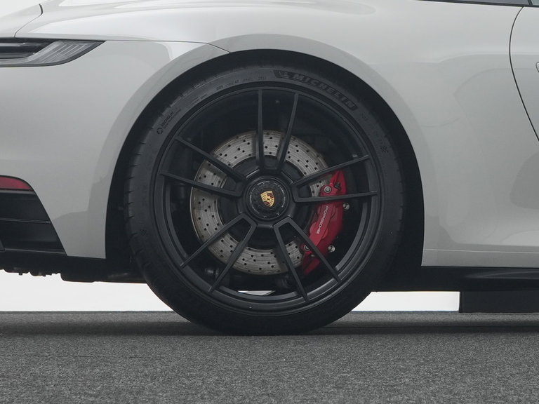 Porsche 992 Carrera 4 GTS
