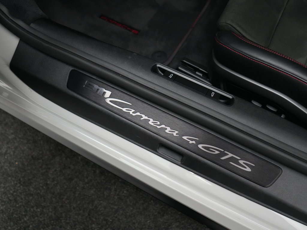 Porsche 992 Carrera 4 GTS