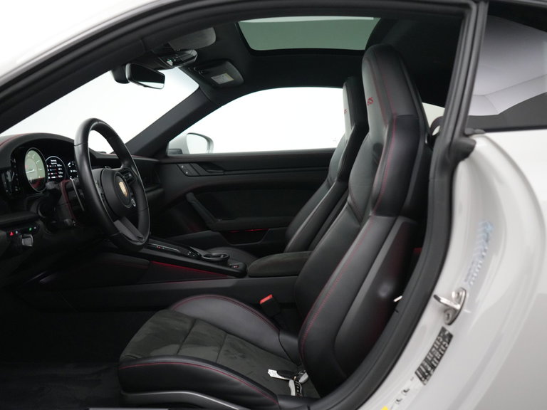 Porsche 992 Carrera 4 GTS