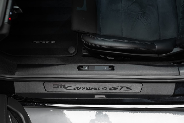 Porsche 992 Carrera 4 GTS