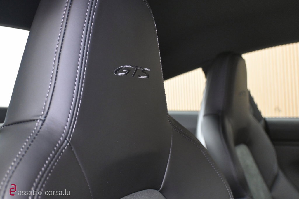 Porsche 992 Carrera 4 GTS