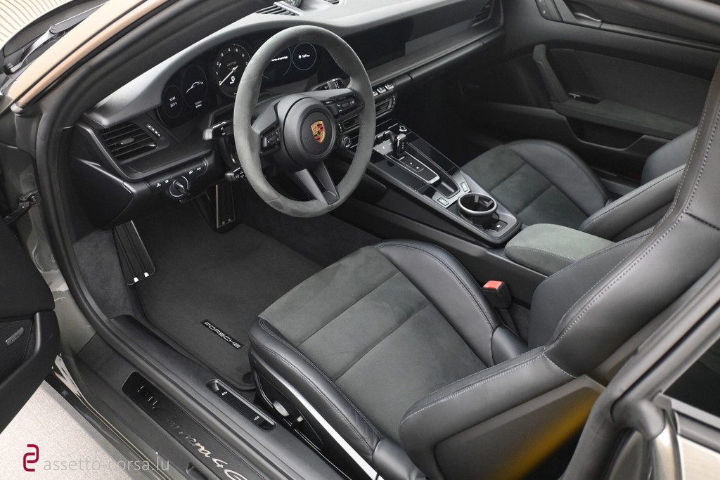 Porsche 992 Carrera 4 GTS