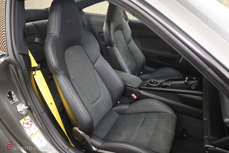 Porsche 992 Carrera 4 GTS
