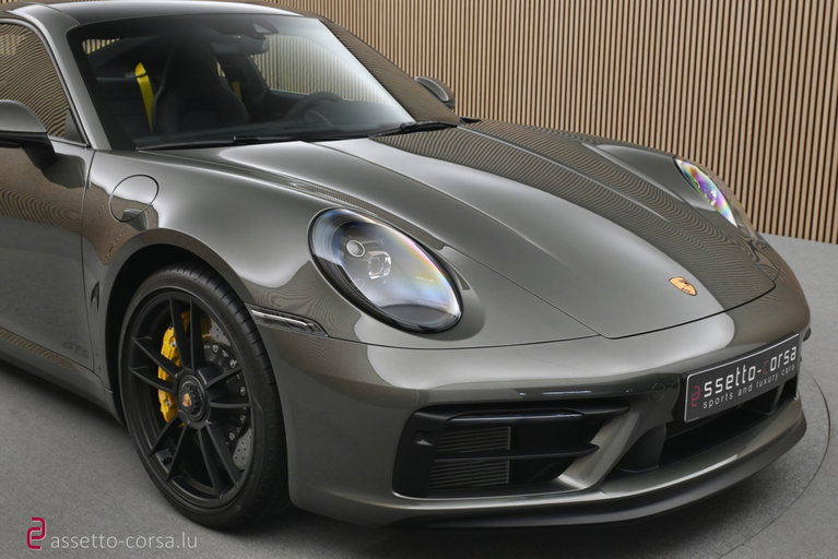 Porsche 992 Carrera 4 GTS