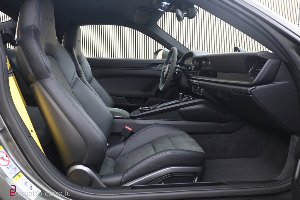 Porsche 992 Carrera 4 GTS