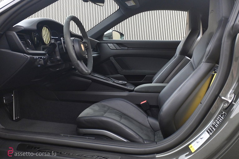 Porsche 992 Carrera 4 GTS