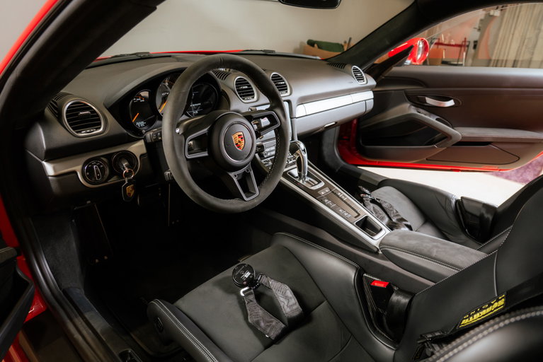 Porsche 718 Cayman GT4