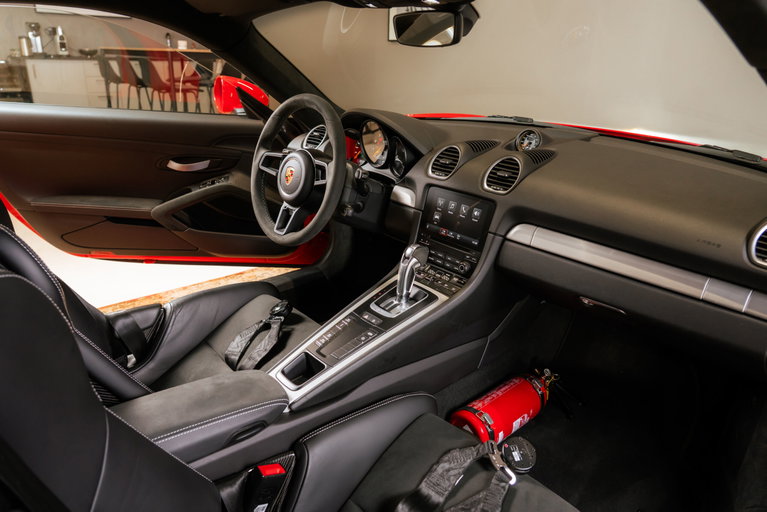 Porsche 718 Cayman GT4