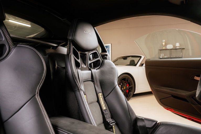 Porsche 718 Cayman GT4