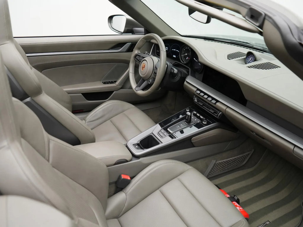 Porsche 992 Carrera 4