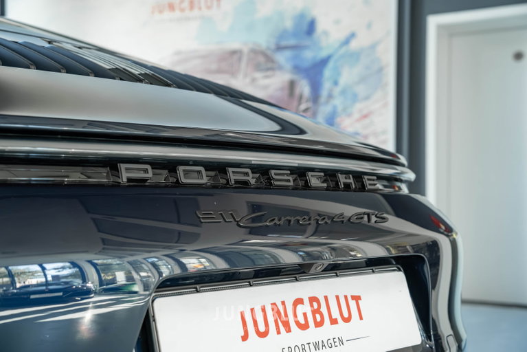 Porsche 992 Carrera 4 GTS