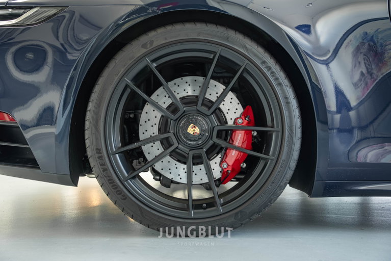 Porsche 992 Carrera 4 GTS