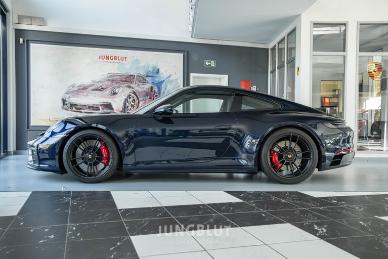 Porsche 992 Carrera 4 GTS