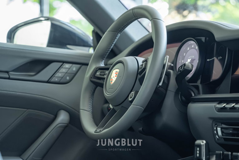 Porsche 992 Carrera 4 GTS