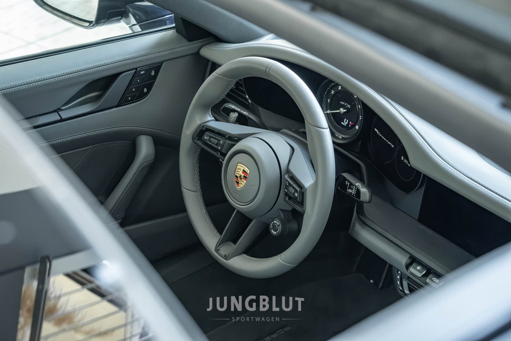 Porsche 992 Carrera 4 GTS