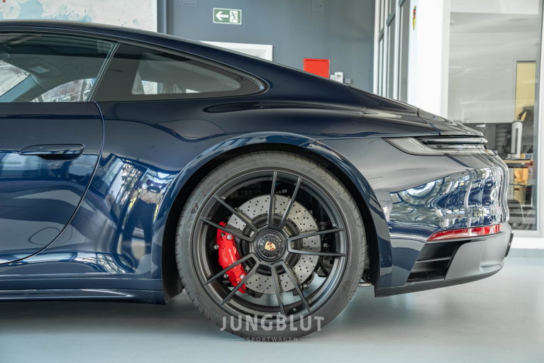 Porsche 992 Carrera 4 GTS