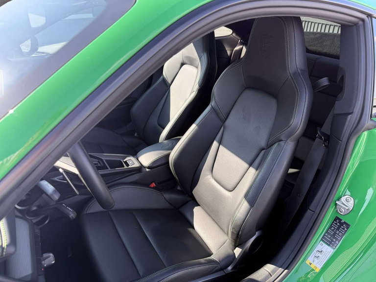 Porsche 992 Carrera 4 GTS