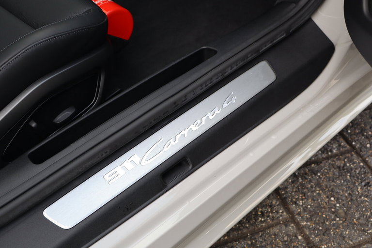Porsche 992 Carrera 4
